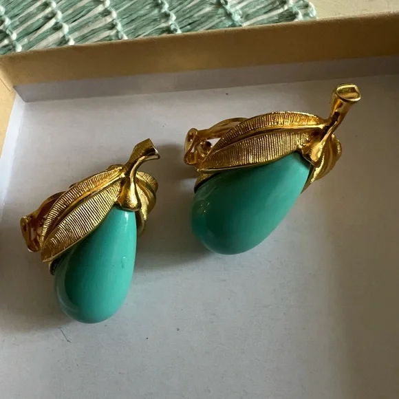 Vintage Pend Clip on Earrings / Pear Shape -Turquoise and Gold Tone! - Picture 5 of 16